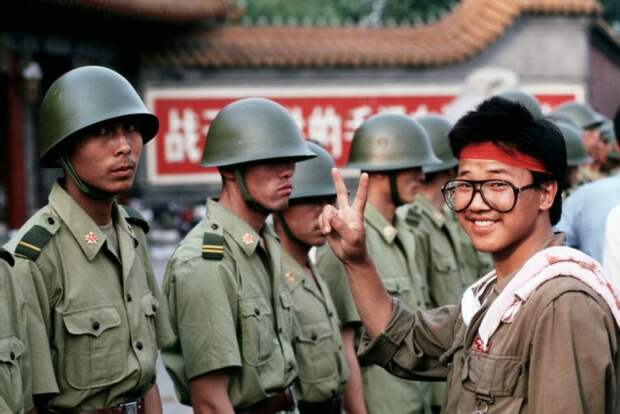 Одна из самых знаменитых фотографий протеста на Тяньаньмэнь-1989. А ведь с обеих сторон противостояния стоят фактически ровесники: студенты и солдаты.