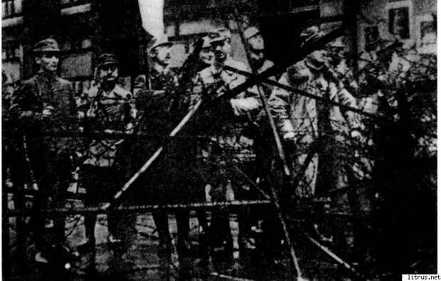 6111_i_014Отряд Рема перед Военным министерством Баварии на Людвигштрассе. В центре с флагом стоит Генрих Гиммлер. Мюнхен, 9 ноября 1923 года