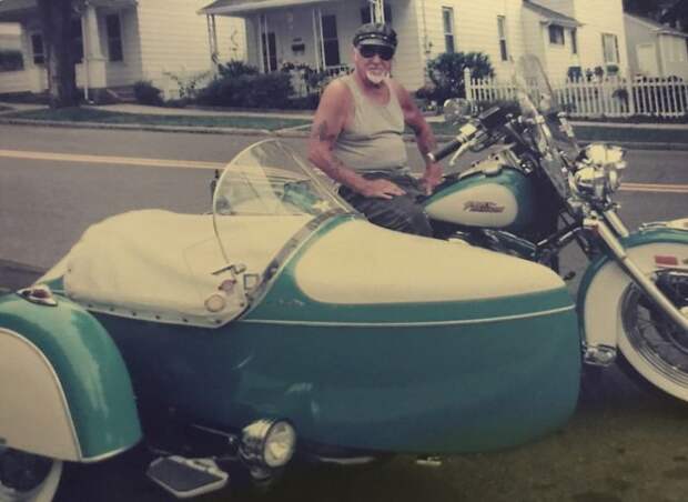 Байкер не расстался со своим любимым мотоциклом даже после смерти (4 фото)