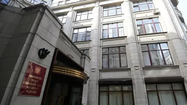 В Минтруде предложили упростить найм подростков для ряда работ в России