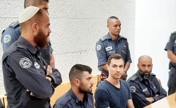 На фото: гражданин РФ, содержащийся в израильской тюрьме по американскому запросу с 2015 года, Алексей Бурков (второй справа в первом ряду) в Высшем суде справедливости Израиля