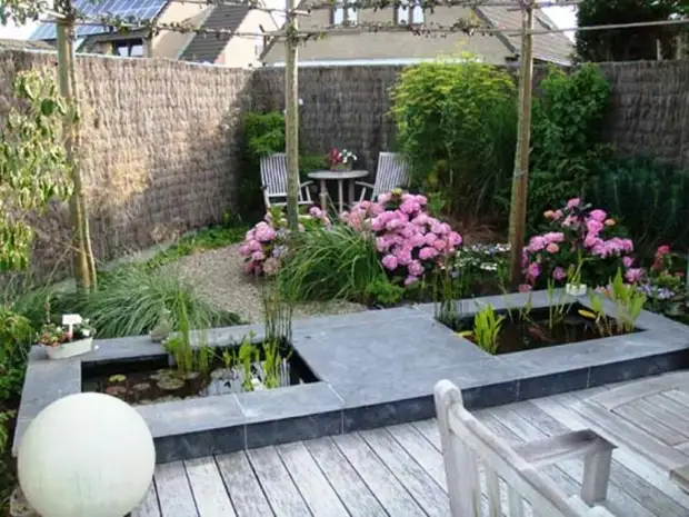 Сочетание металлической сетки и соломы - идеальный вариант для дачного забора. Сочетание металлической сетки и соломы - идеальный вариант для дачного забора.