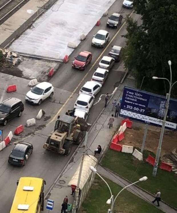 6 автомобилей и бульдозер устроили ДТП в Екатеринбурге 