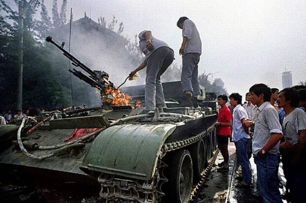 Одна из самых знаменитых фотографий протеста на Тяньаньмэнь-1989. А ведь с обеих сторон противостояния стоят фактически ровесники: студенты и солдаты.-27