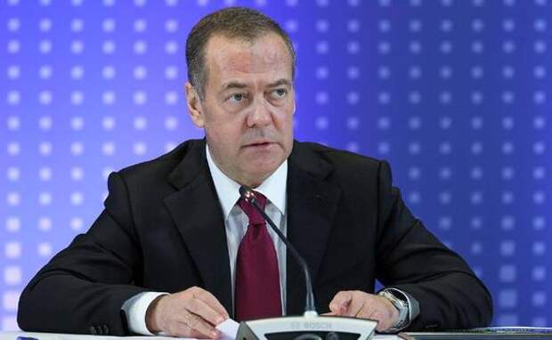 «Сначала подумал, что это я написал»: Медведев о новостях про Гренландию, НАТО и Трампа