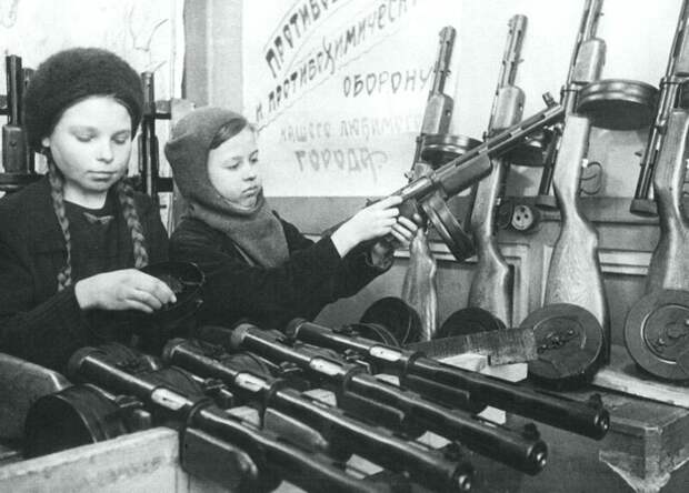 Две девочки-подростка собирают автоматы во время осады Ленинграда 1943 года