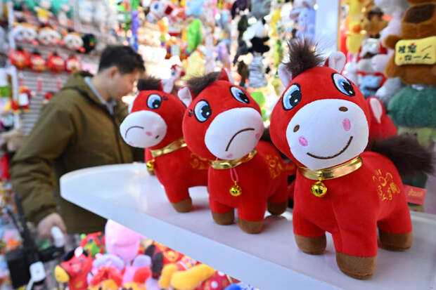 Грустная игрушечная лошадь из-за брака стала новогодним хитом в Китае