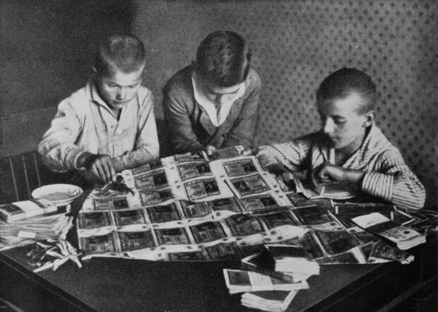 7 исторических фото бедных немцев, которые купаются в деньгах