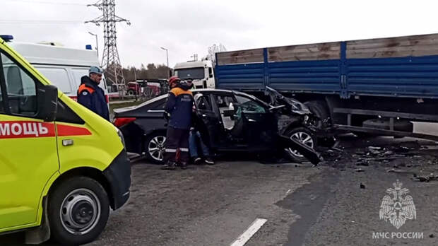 В Барнауле легковушка влетела в грузовик / Фото: кадр из видео МЧС