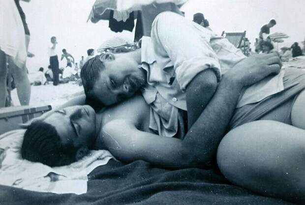 "Мои бабушка и дедушка в 1949 году, в 16 лет. Им посчастливилось провести 70 лет в любви"