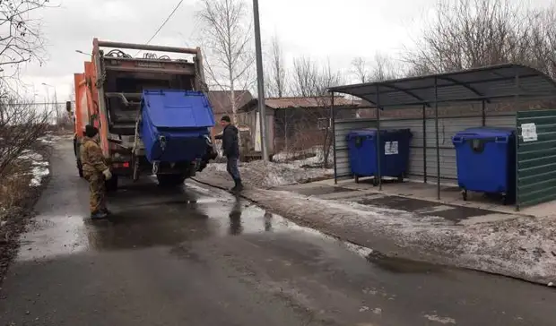 Кто должен убирать мусор на контейнерной площадке, рассказали свердловчанам