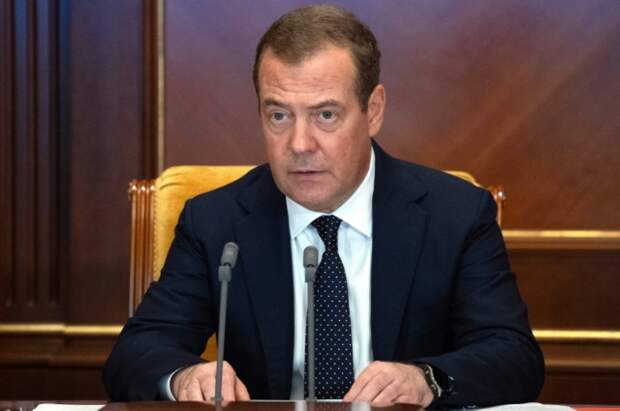 Дмитрий Медведев, зампред Совбеза РФ в своей манере отреагировал на слова президента Латвии Эдварда Ринкевича, который призвал разрушить Россию.