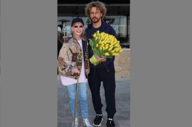 Стала известна стоимость золотой трости, с которой ходит Пугачева