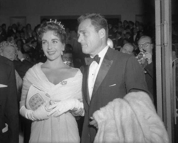 Elizabeth Taylor and Husband Mike Todd in Cannes 1957 (598x480, 42Kb)