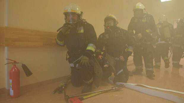 Пожар на 500 «квадратов» вспыхнул на промзоне в Воронеже