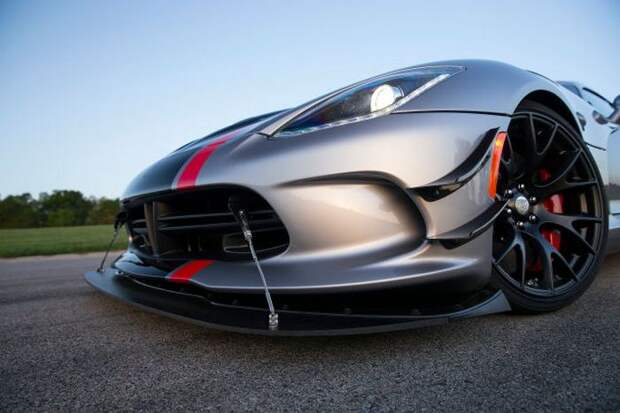 Dodge Viper ACR с пугающими фарами. Dodge Viper ACR с пугающими фарами.