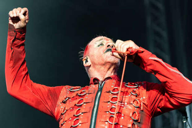 РИА: толпы россиян прилетели на концерт фронтмена Rammstein Линдеманна в Ташкент