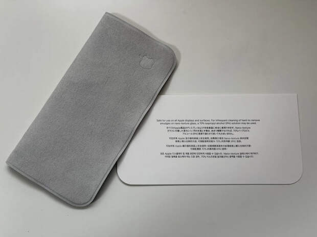 Первая распаковка фирменной салфетки Apple — новинка оказалась темнее, чем ожидалось"