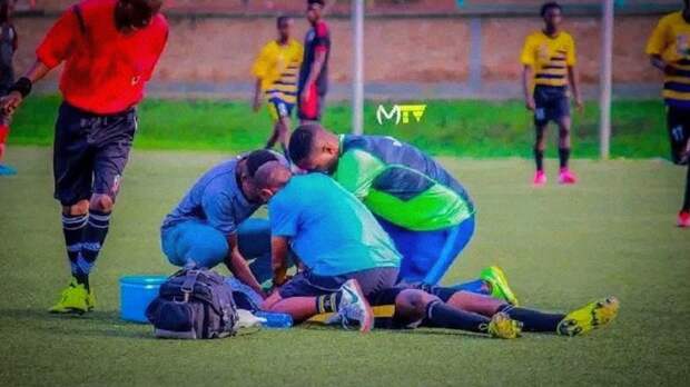 Футболист из Бурунди подавился монетой на поле и скончался во время транспортировки в больницу