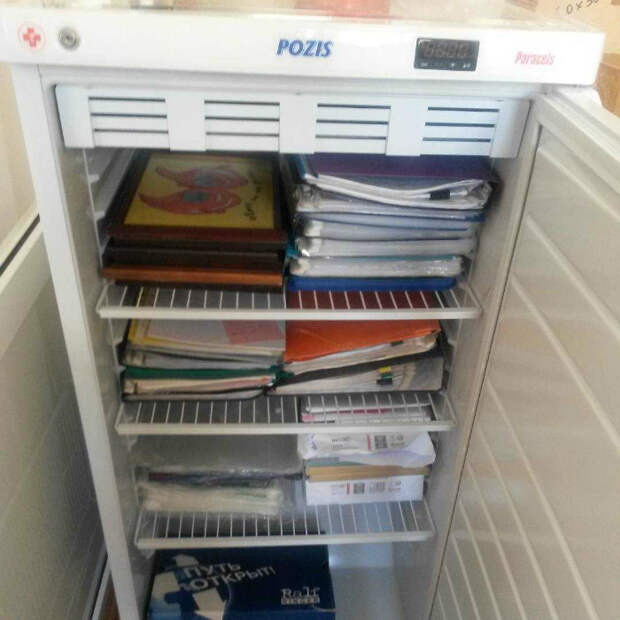 «В смысле, нельзя хранить документы в холодильнике? А где их хранить?»| Фото: Интересные Факты.