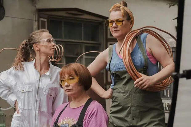 Самогон и дороги: в сериале «Повышая градус» пошутили о российских проблемах