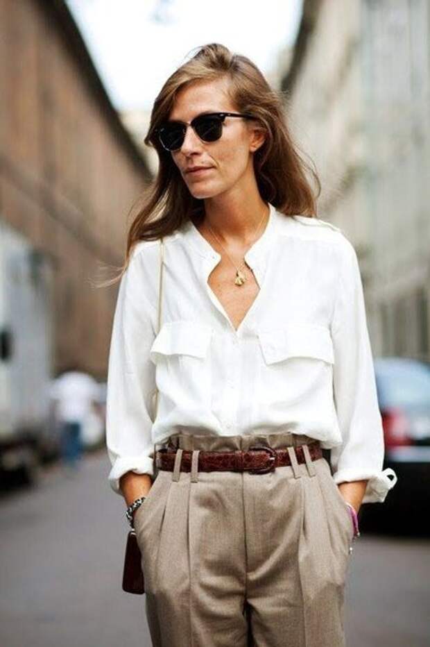 Льняные брюки и блузка, талия подчеркнута ремешком — итальянский образ для женщины 40 лет готов