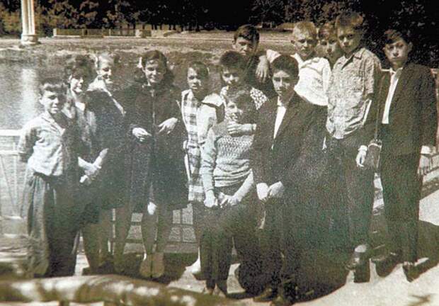 Старшеклассница Алла Пугачева во время школьной экскурсии по ВДНХ (вторая слева). 1964 год 