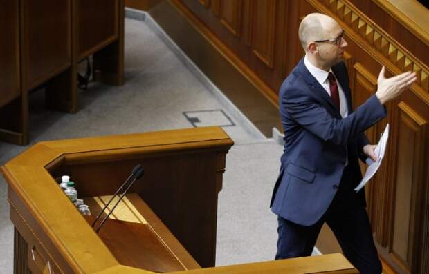 Премьер-министр Украины Арсений Яценюк сложил свои полномочия