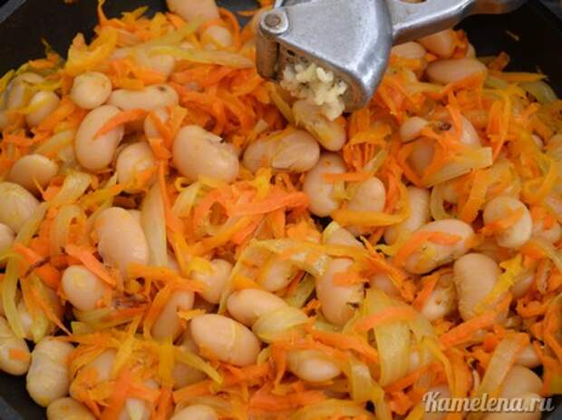 Фасоль с морковью и луком — 8 шаг