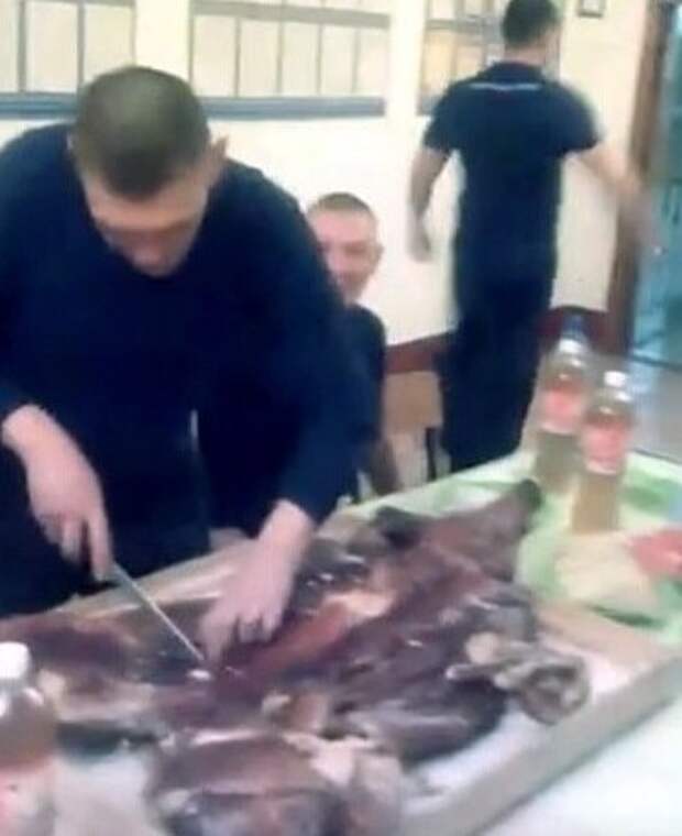 В стиле Цеповяза: заключеные колонии из Кузбасса устроили пир с деликатесами