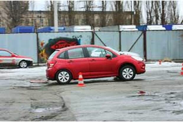 Передняя часть авто проезжает неровность с наименьшей загрузкой оси.
