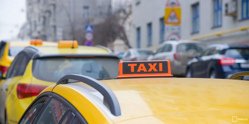 Неизвестный с пистолетом на Беломорской отнял у таксиста 50 тысяч рублей