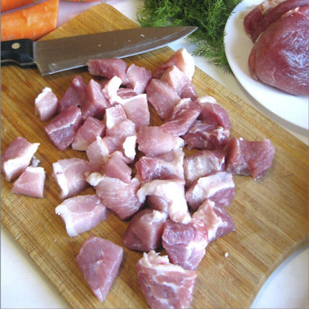 Нарезаем-мясо-кубиками-для-блюда