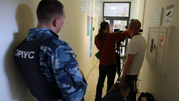 Журналисты у офиса РИА Новости Украина в Киеве, где СБУ проводит обыски. 15 мая 2018 Журналисты у офиса РИА Новости Украина в Киеве, где СБУ проводит обыски. 15 мая 2018