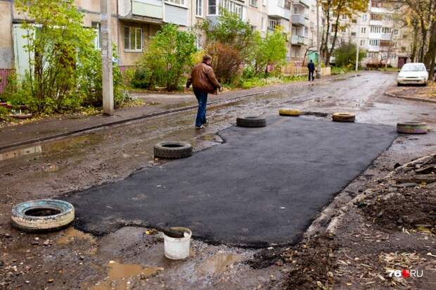 С асфальтовой заплаткой жить лучше не стало С асфальтовой заплаткой жить лучше не стало