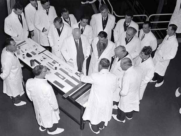 Курчатов (стоит в центре) в Британском ядерном центре «Харуэлл», 26 апреля 1956 года.