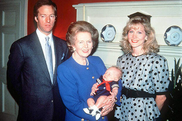 Маргарет Тэтчер с сыном Марком, невесткой Дианой и первым внуком Майклом.