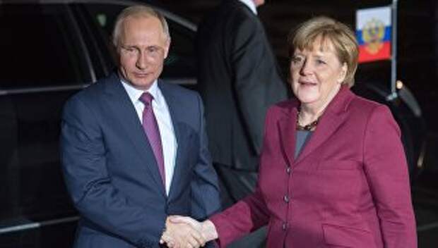 Президент РФ Владимир Путин и канцлер Германии Ангела Меркель Архивное фото