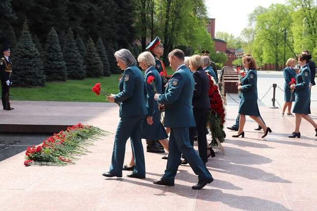 Сотрудники налоговой возложили цветы к Могиле Неизвестного Солдата у стен Кремля. Фото: ФНС РФ