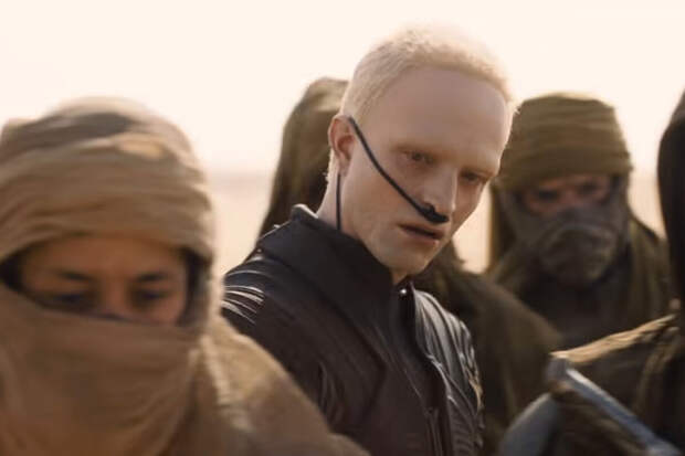 Актер Паттинсон в образе альбиноса с пирсингом появился в трейлере к "Дюне-3"