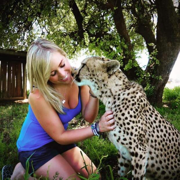Она спасла маленького гепарда из рук браконьеров