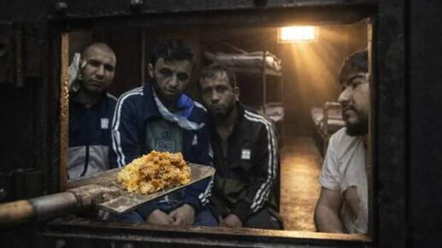 Еда с «лопаты» в клетку: в Совете по правам человека раскрыли «суперсуровые» условия для террористов «Крокуса»