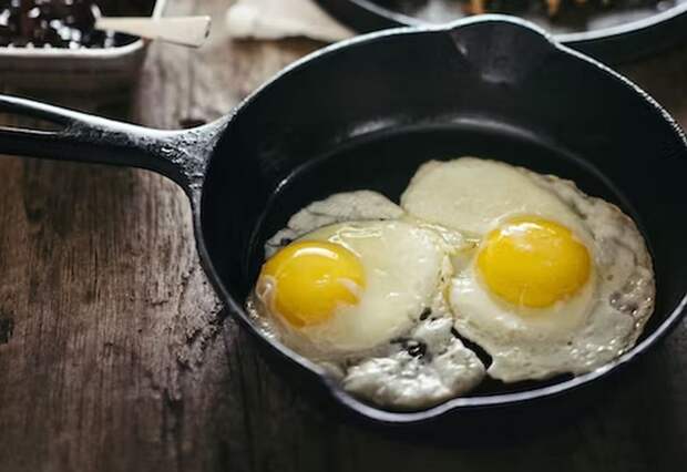 Врач Вялов: популярный завтрак из яичницы может быть опасным для сосудов и сердца