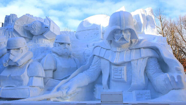 Снежные скульптуры, изображающие Дарта Вейдера и его армию.