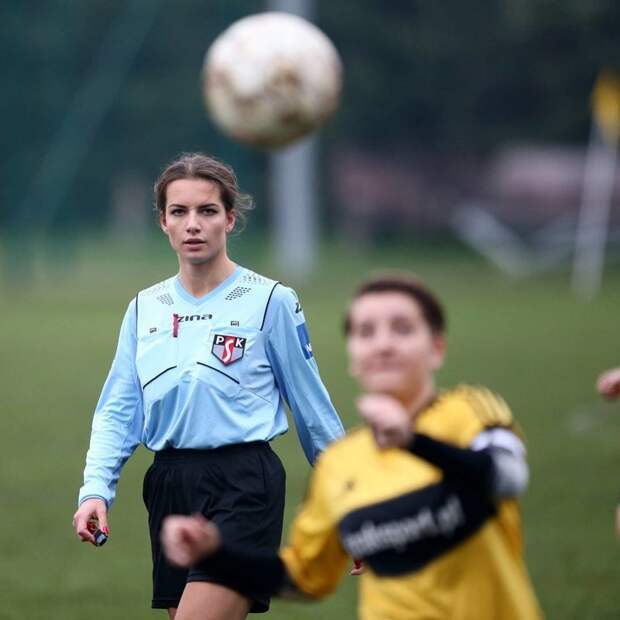 Занимается судейством матчей в Польше Занимается судейством матчей в Польше арбитр, арбитры, глаз не оторвать, спортивные судьи, судьи, судья, футбол