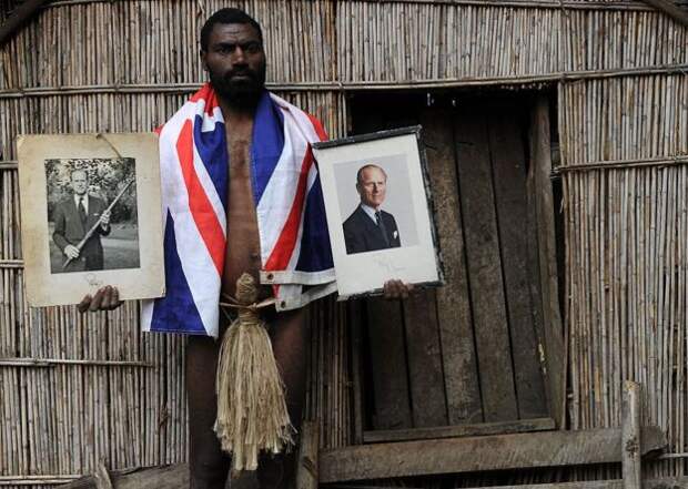 Житель острова Танна с портретами принца Филипа
