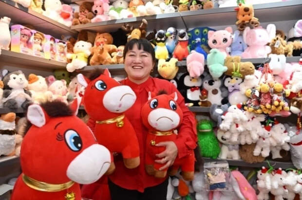 Грустная плюшевая лошадь стала новогодним хитом в Китае из-за брака