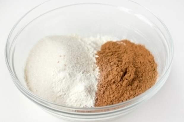 Соединяем сухие компоненты: какао порошок, сахар, пшеничную муку, разрыхлитель.