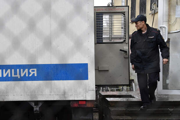 Жителя Волгограда арестовали на 5 суток за прогулку по городу в плаще бундесвера