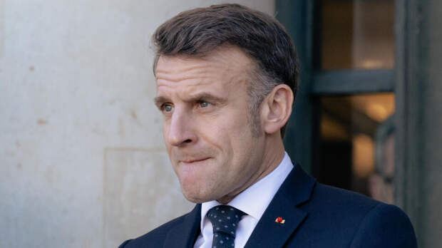 Филиппо: Макрон хочет наладить отношения с Россией, чтобы спасти карьеру